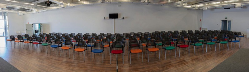 Panorámica de la sala diáfana con suelo de tarima