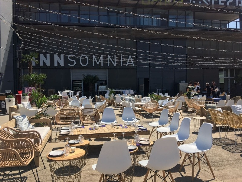 Terraza exterior de Base 2 montada para cóctel
